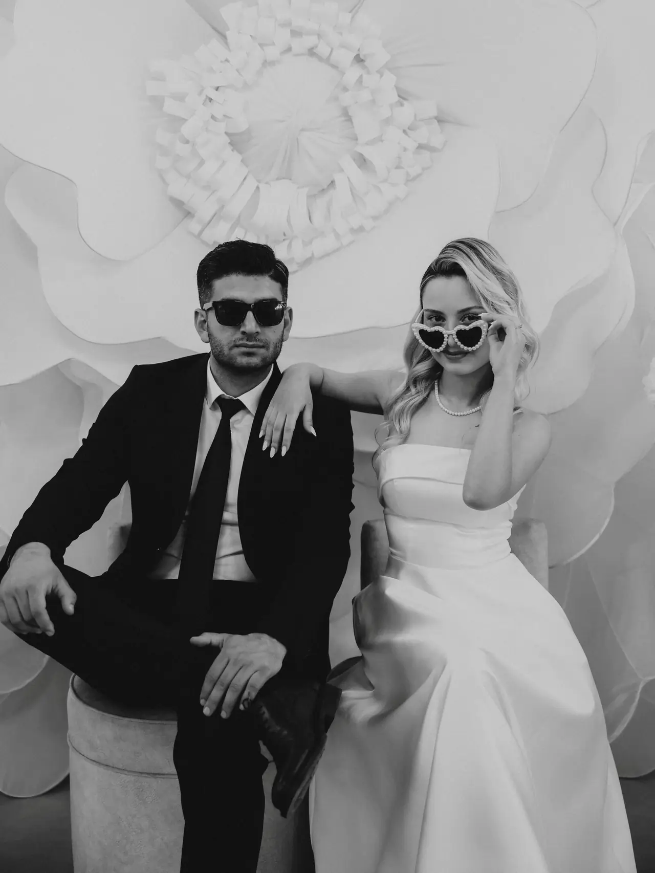 Siyah takım elbiseli çift