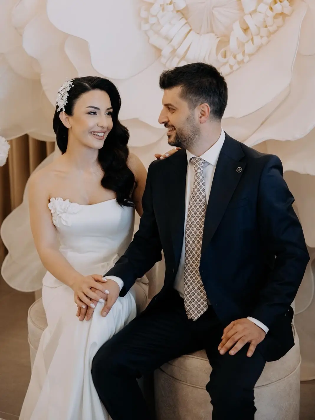 Söz töreninde gülümseyen çift